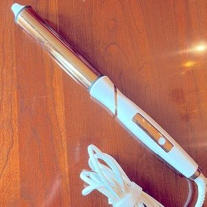 A one inch Kristin Ess curling iron.